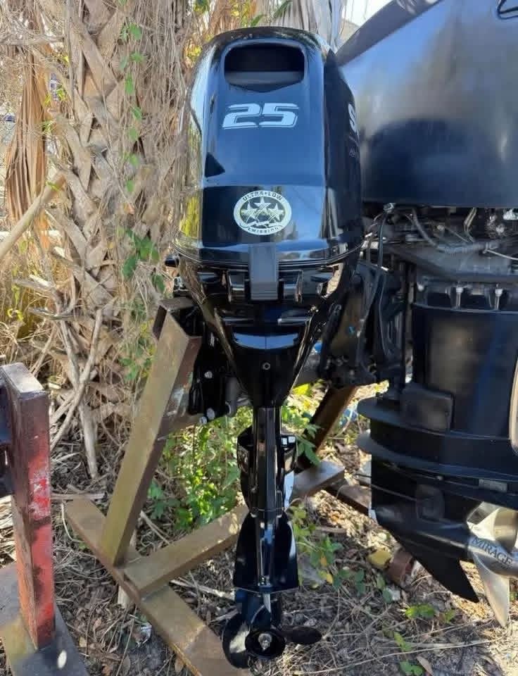 Suzuki 25 HP 4 Stroke Outboard Motor